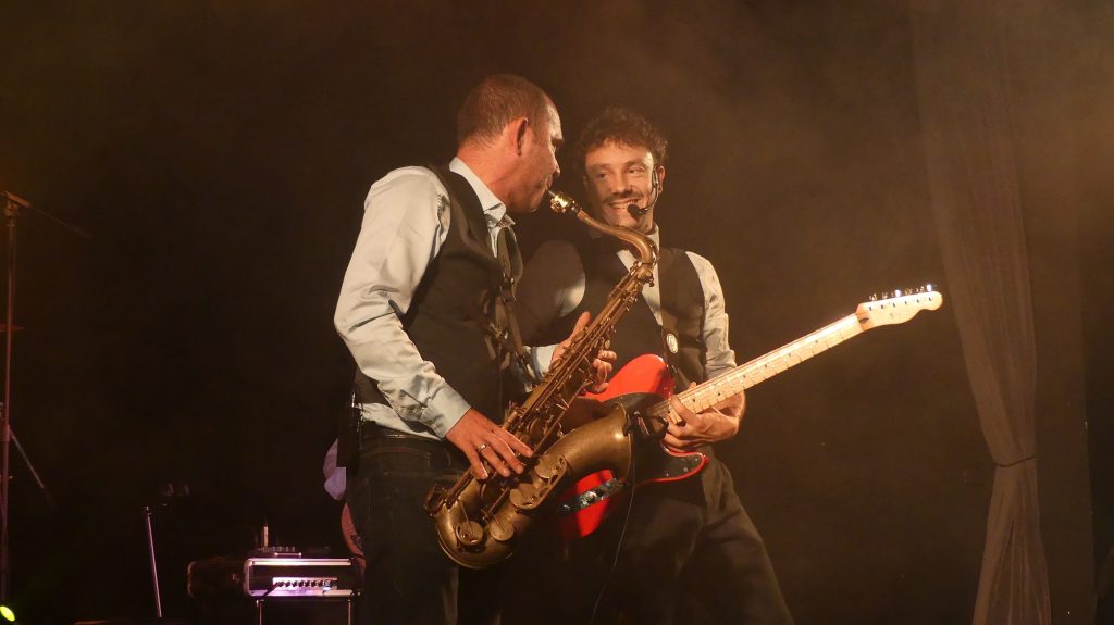 Gwen (sax) et Maxime (guitare-chant)