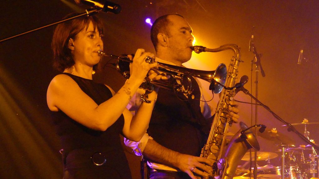 Laura (trompette) et Gwen (sax)