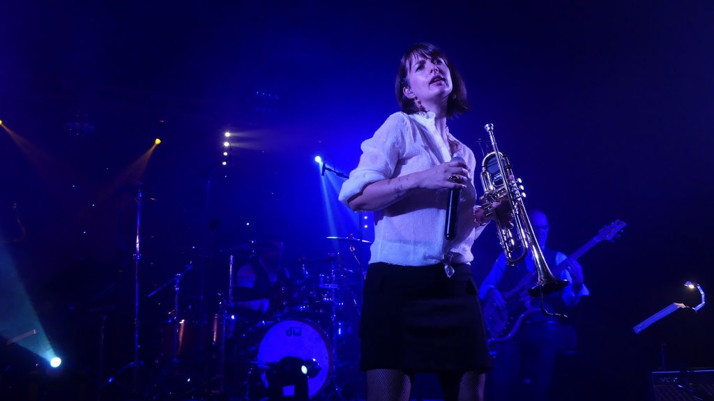 Laura (trompette et chant)