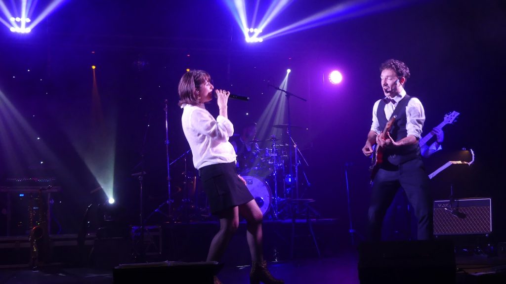 Laura (chant) et Maxime (guitare et chant)