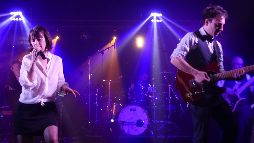 Laura (chant) et Maxime (guitare et chant)