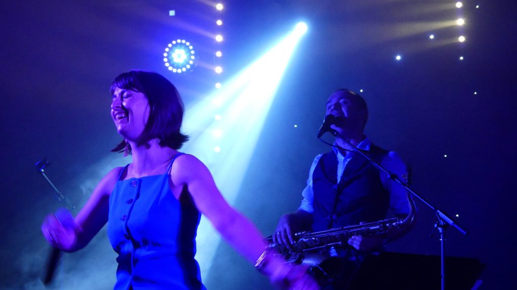 Laura (chant) et Gwen (sax)